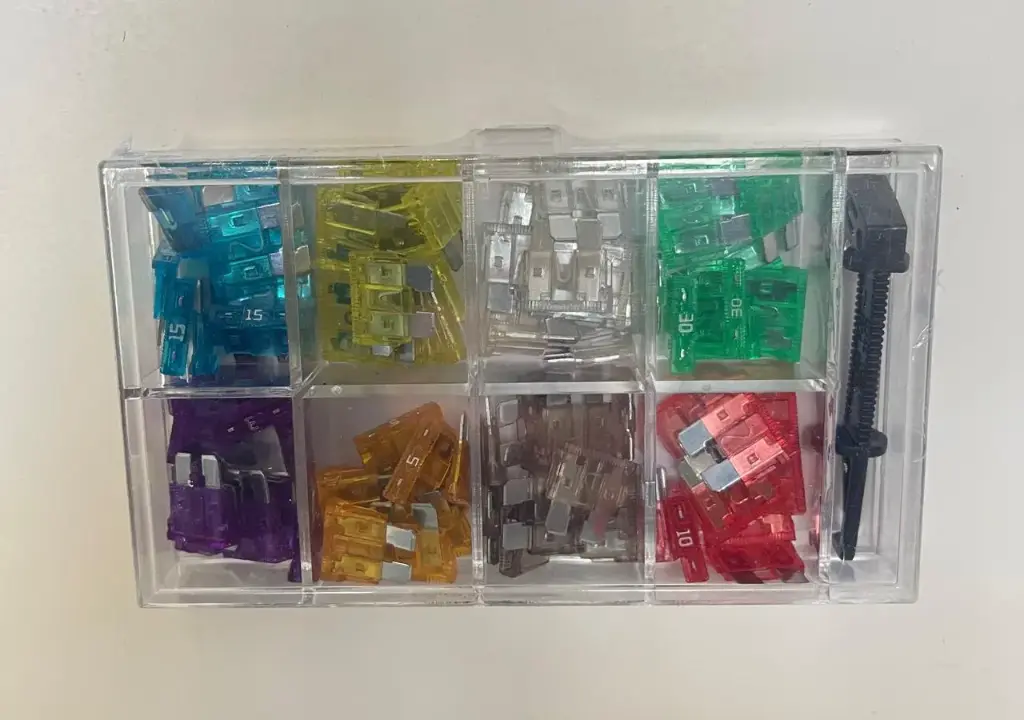 CAJA UNIVERSAL DE FUSIBLES FICHA VARIOS CON PINZA 80 PCS RONBAY 