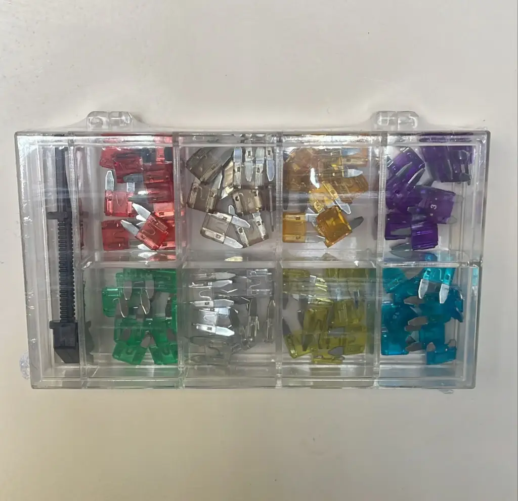 CAJA UNIVERSAL DE FUSIBLES MINI FICHA VARIOS CON PINZA 80 PCS RONBAY  